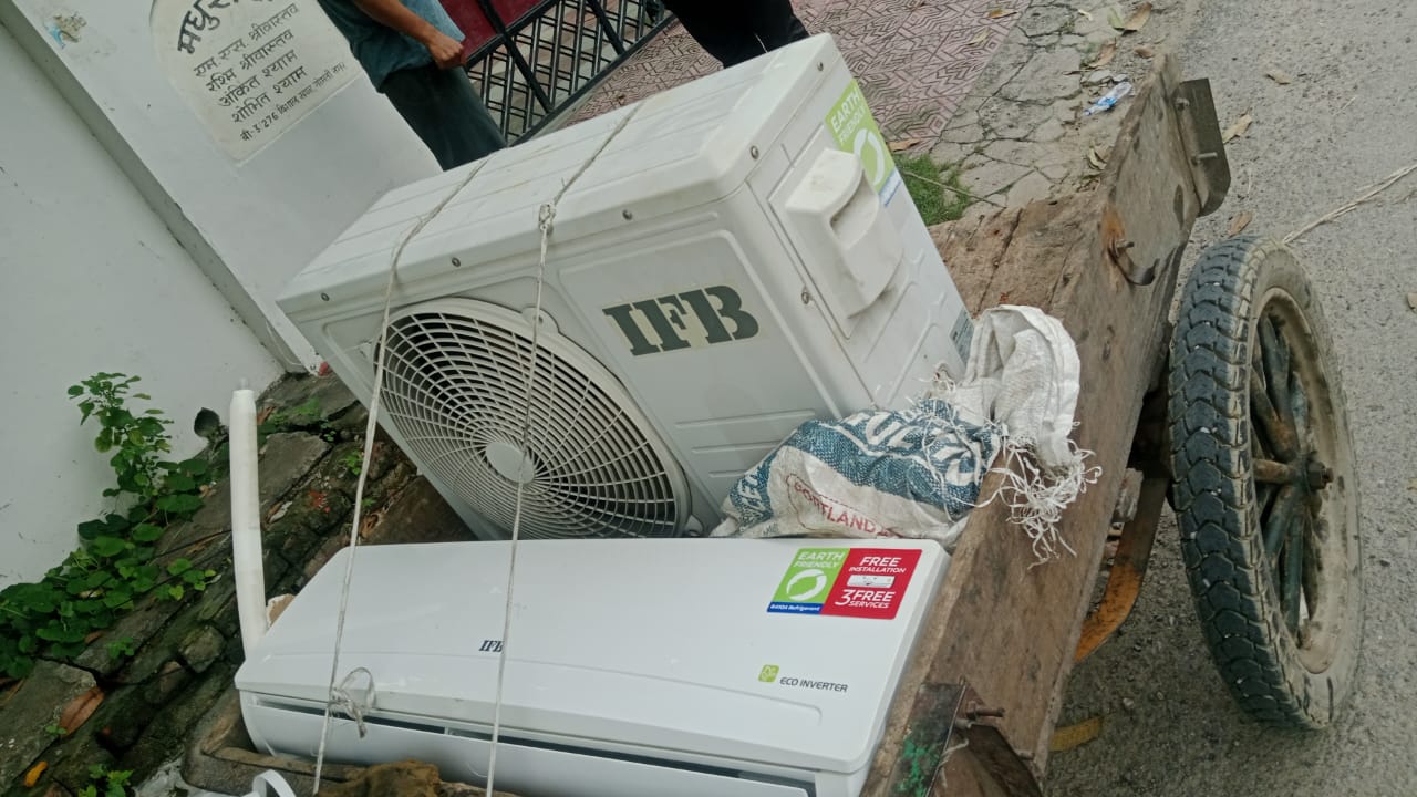 AC technician repairing air conditioner in Gorakhpur