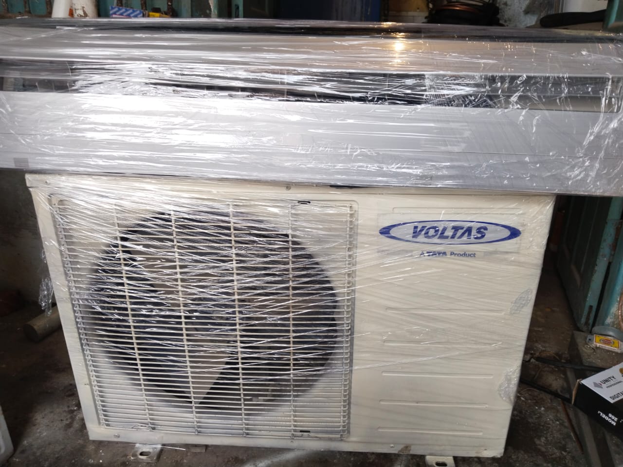 AC technician repairing air conditioner in Gorakhpur