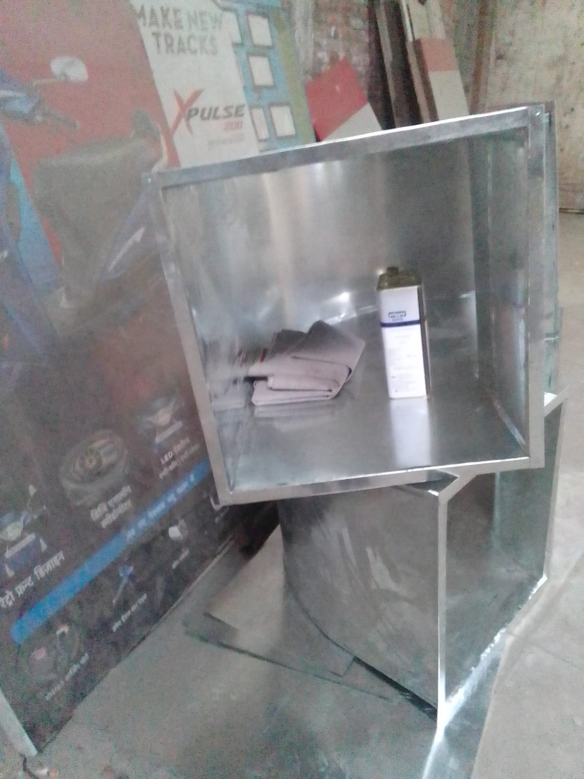AC technician repairing air conditioner in Gorakhpur