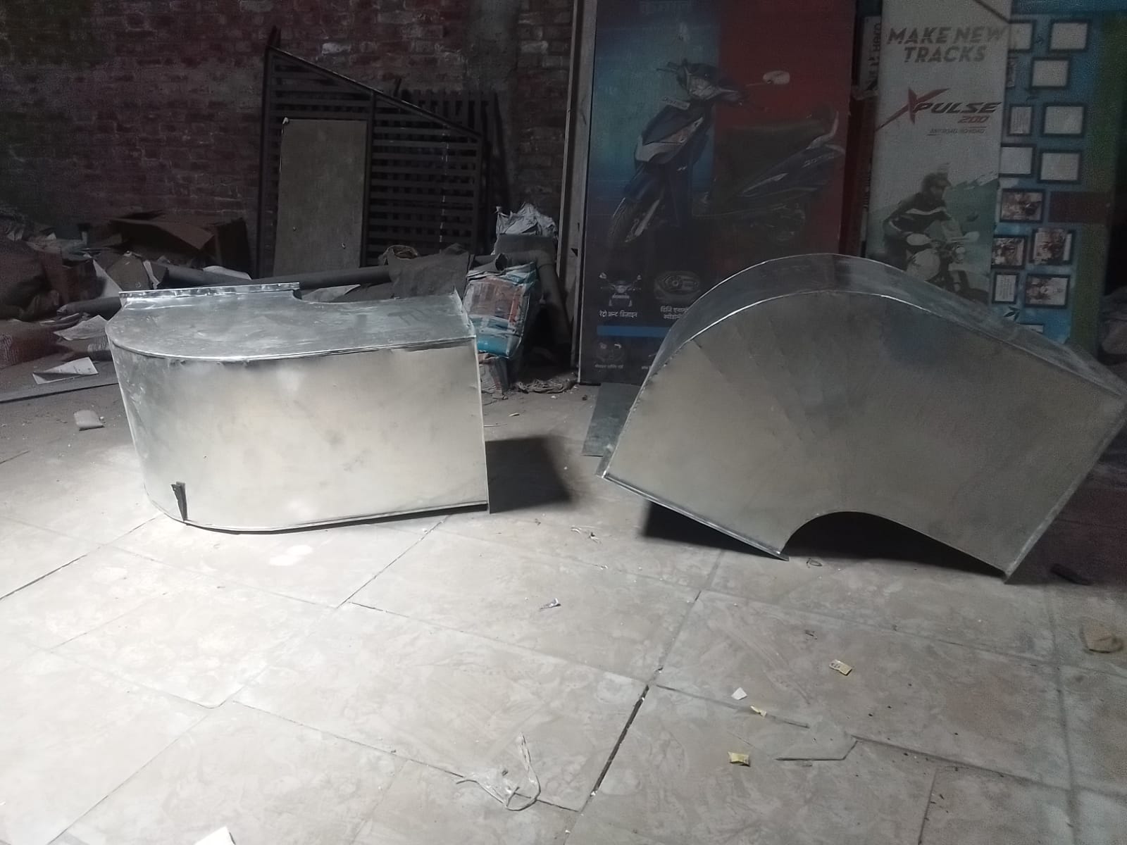 AC technician repairing air conditioner in Gorakhpur