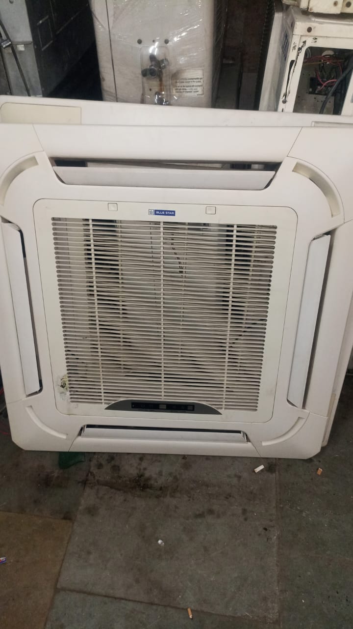 AC technician repairing air conditioner in Gorakhpur